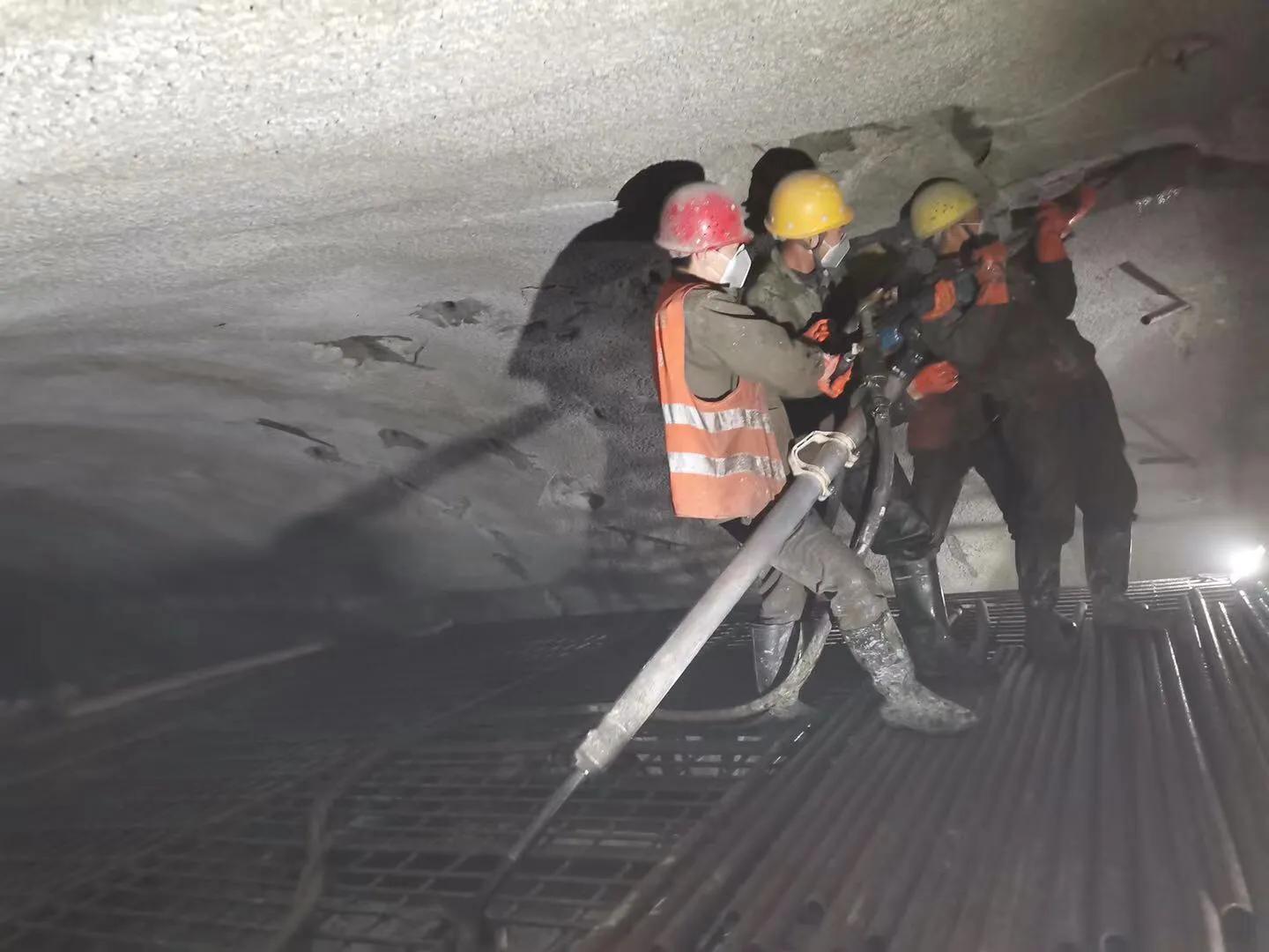 阿尔金山上的“路桥”人