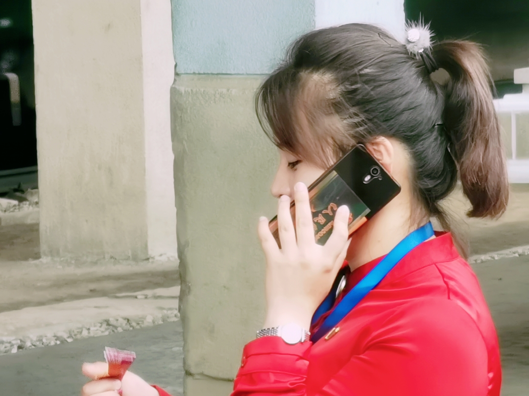 朝鲜人的手机生活,时髦女郎用智能手机,中老年人用翻盖手机