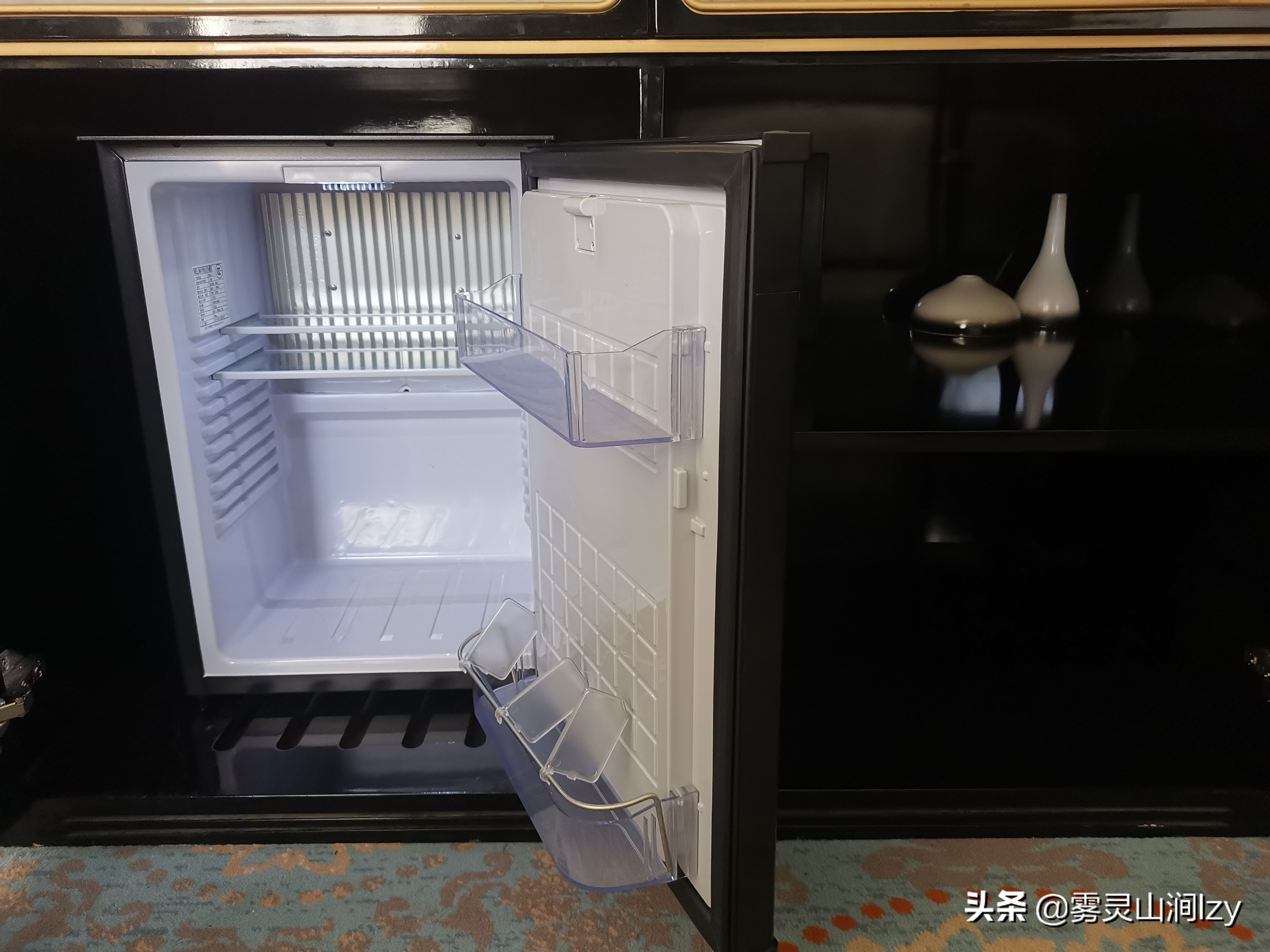 蓝天白云下的雪域高原布达拉宫,蓝天之下日光之城简介