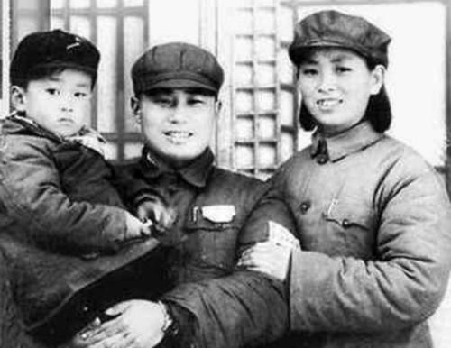 “疯子”将军王近山，因婚姻悲剧被开除*党**籍，与妻子老死不相往来