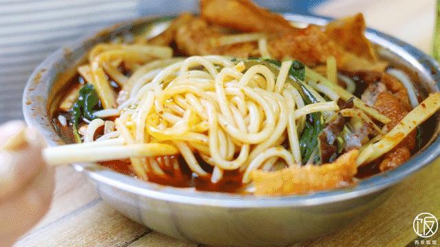 又香又臭的螺蛳粉太美味了,又臭又香螺蛳粉真的很好吃