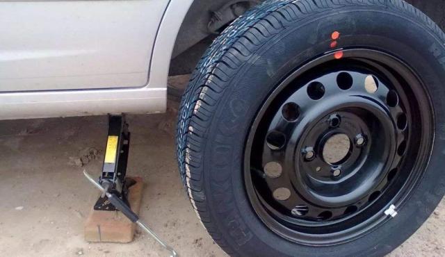 车门有一小点露出铁板了怎么办,车门底下的金属条怎么修复