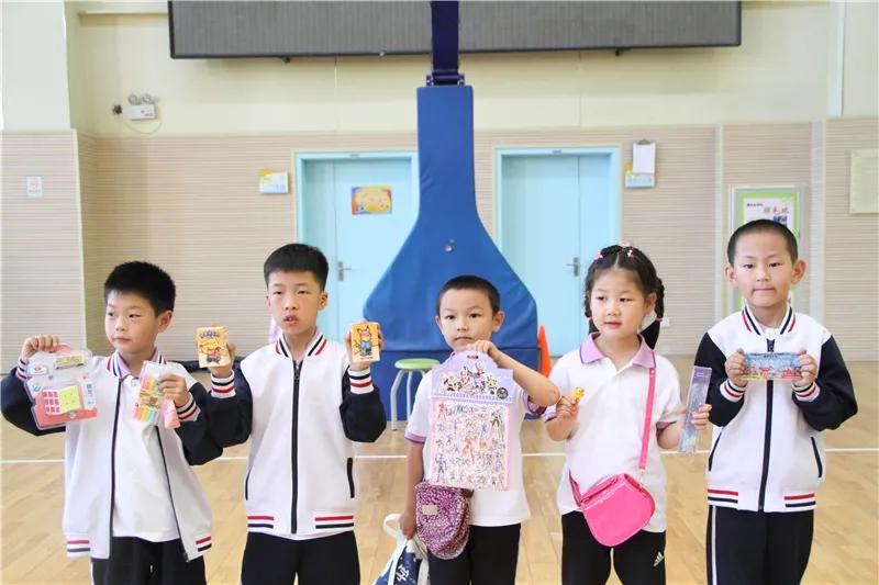 让教育和生活相连——青岛枣山小学开展年级研究性学习活动