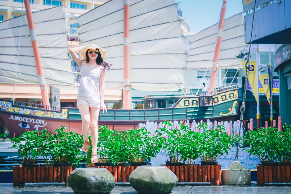 小说：美女种田血本无归，穷小伙好心帮她转让，挣钱后她却想反悔