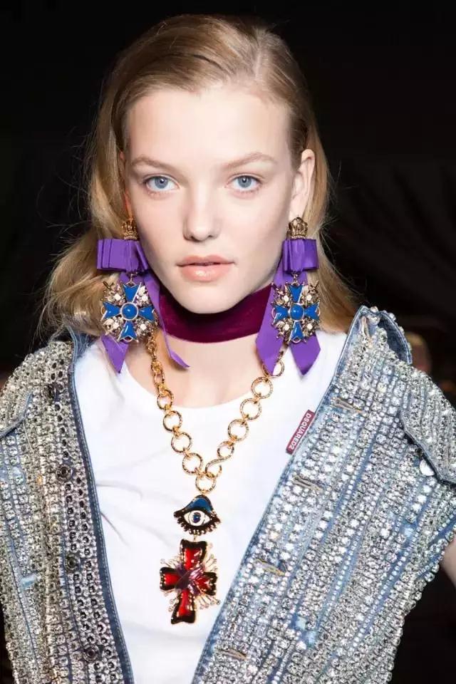 卷发老气怎么补救,直发显年轻卷发显老气