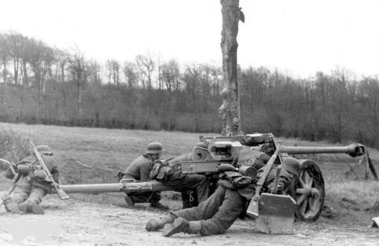 差点设计成双炮塔怪物！斯大林一句话拯救了这款坦克，德军都在用