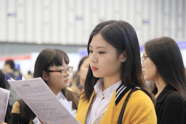 毕业生找到工作后档案应该放哪里,大学毕业后档案一直放在家两年多