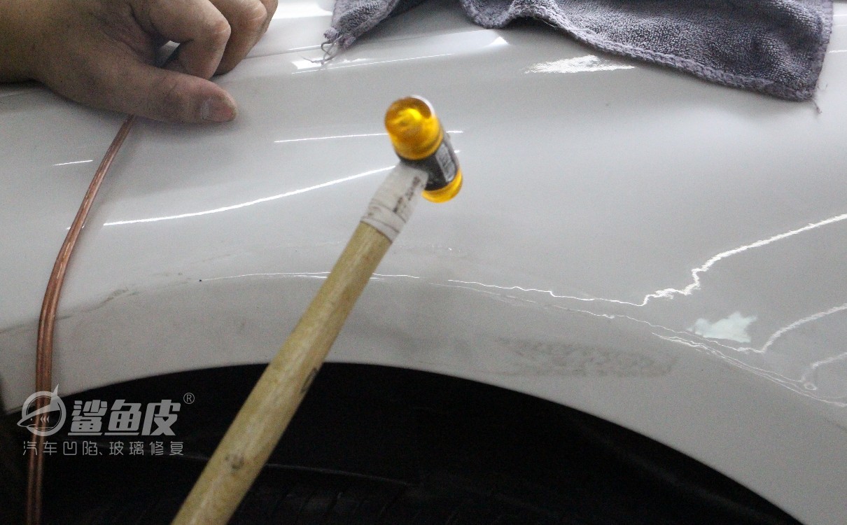 汽车叶子板凹陷修复的两种办法,奥迪a4叶子板凹陷修复要多久
