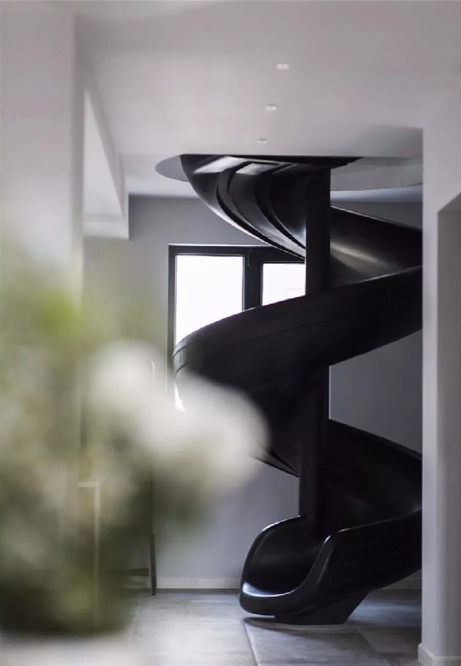 330㎡跃层,还附带阁楼,难怪朋友说像别墅,太大气了!尤其客厅