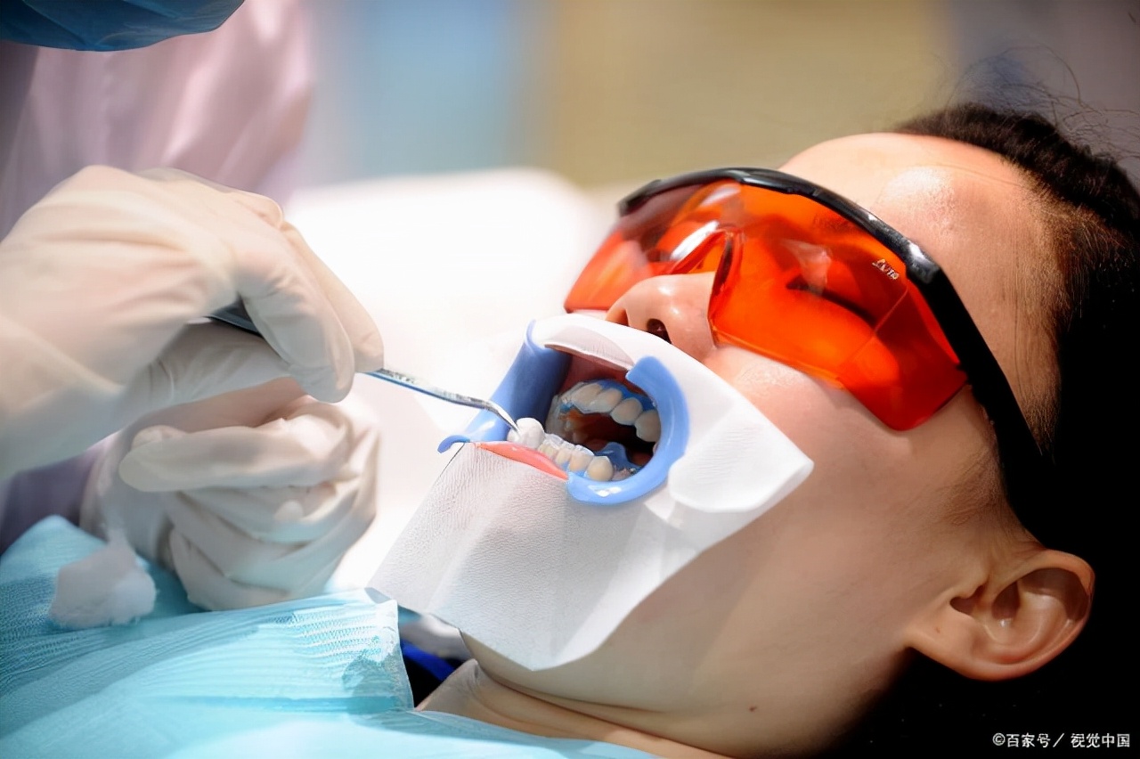 早上起床口干口苦口臭并伴有头晕,早上起床口苦口干口臭唾液为褐色