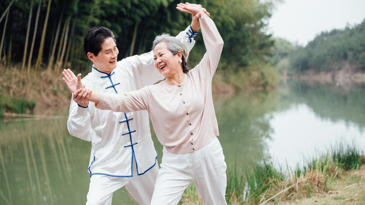 70岁老人可以做痔疮手术吗,家里老人治痔疮的方法