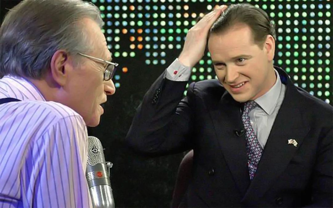 查尔斯对戴安娜做了什么,查尔斯被戴安娜道具酒杯砸头