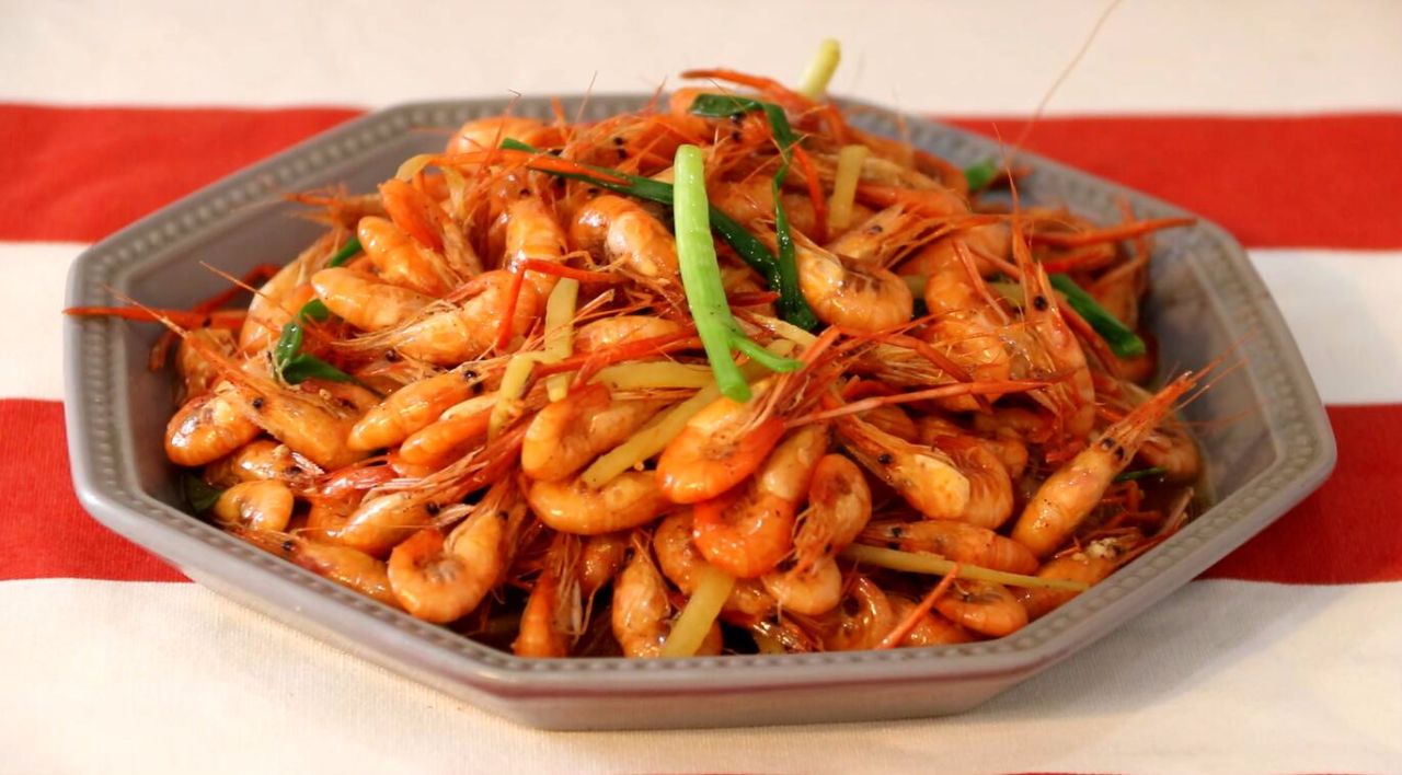 油炸小河虾又是一道美味的下酒菜,上海正宗油爆小河虾的酱汁怎么调