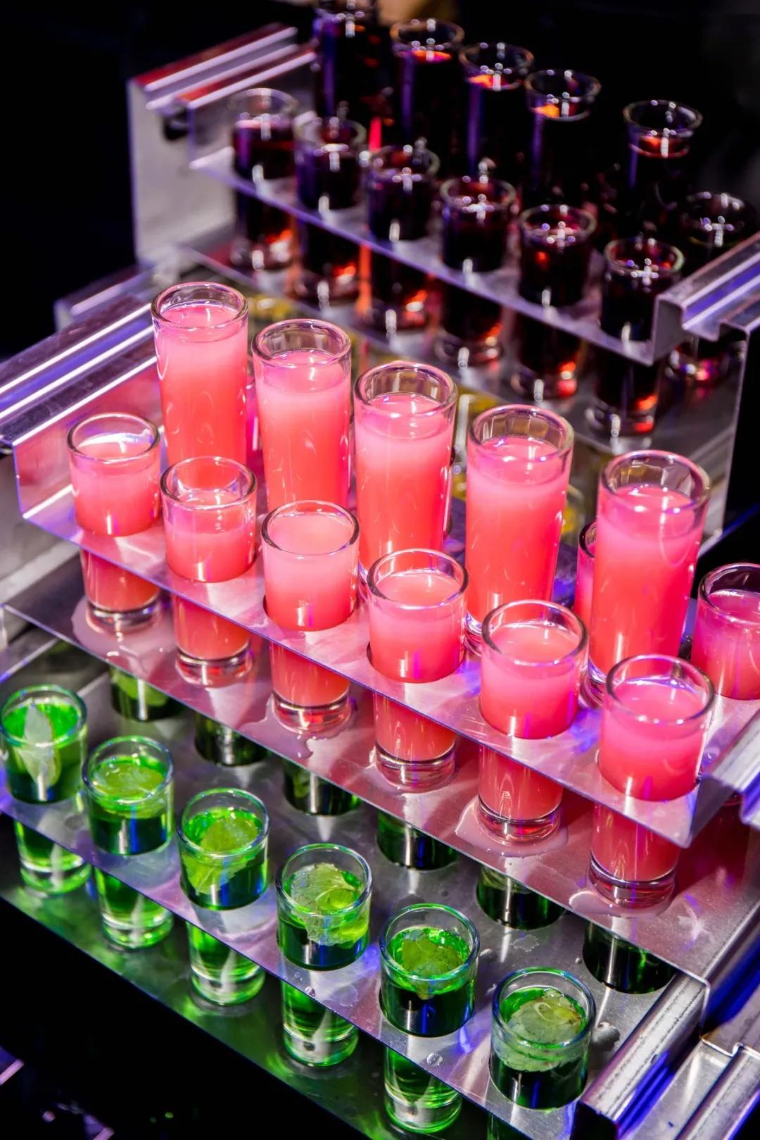 再也不用飞成都了！明星都超爱的贰麻酒馆青岛盛大开业