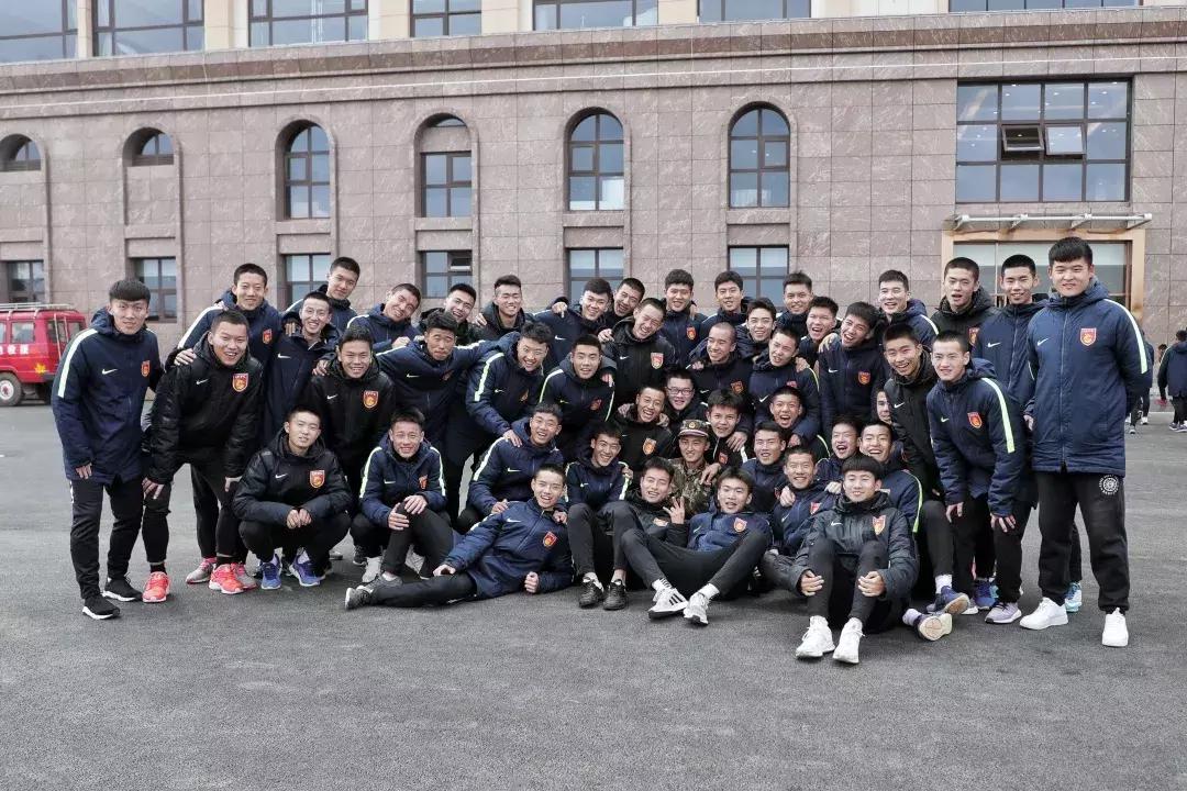 只5天时间就练出了感情——河北华夏梯队队员搂着教官依依不舍