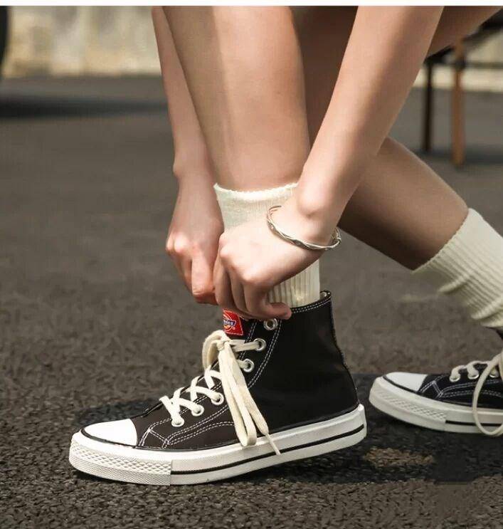 什么颜色的高帮帆布鞋比较百搭,低帮百搭时尚帆布鞋人本