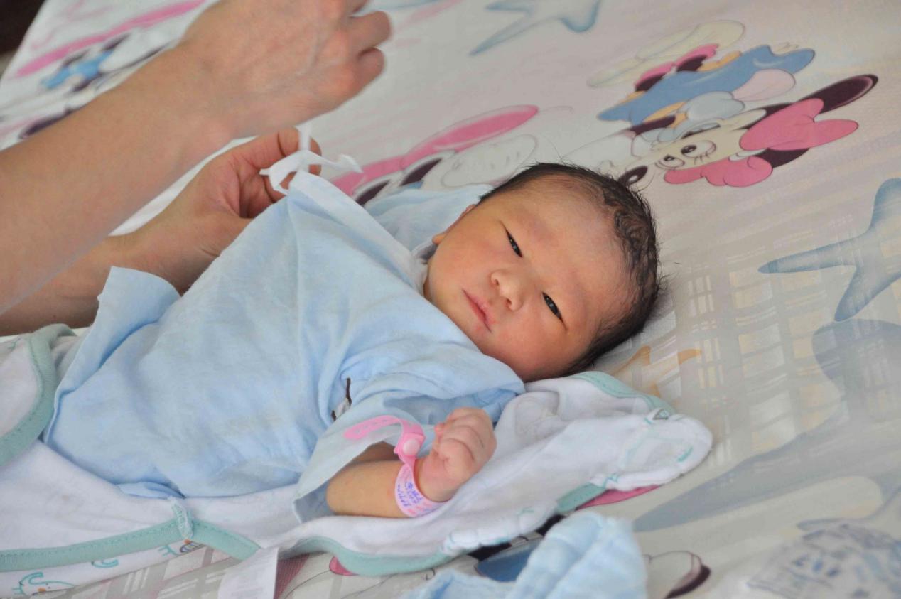 新生儿穿分体衣好还是连体衣,新生儿穿连体衣好还是分体衣好