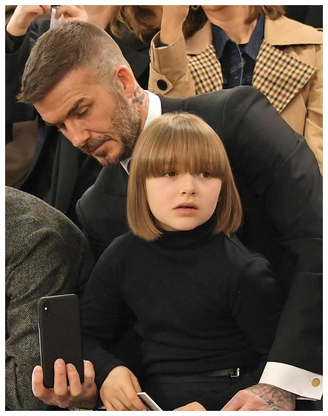 贝克汉姆小七奶娃,七公主出门不用走路