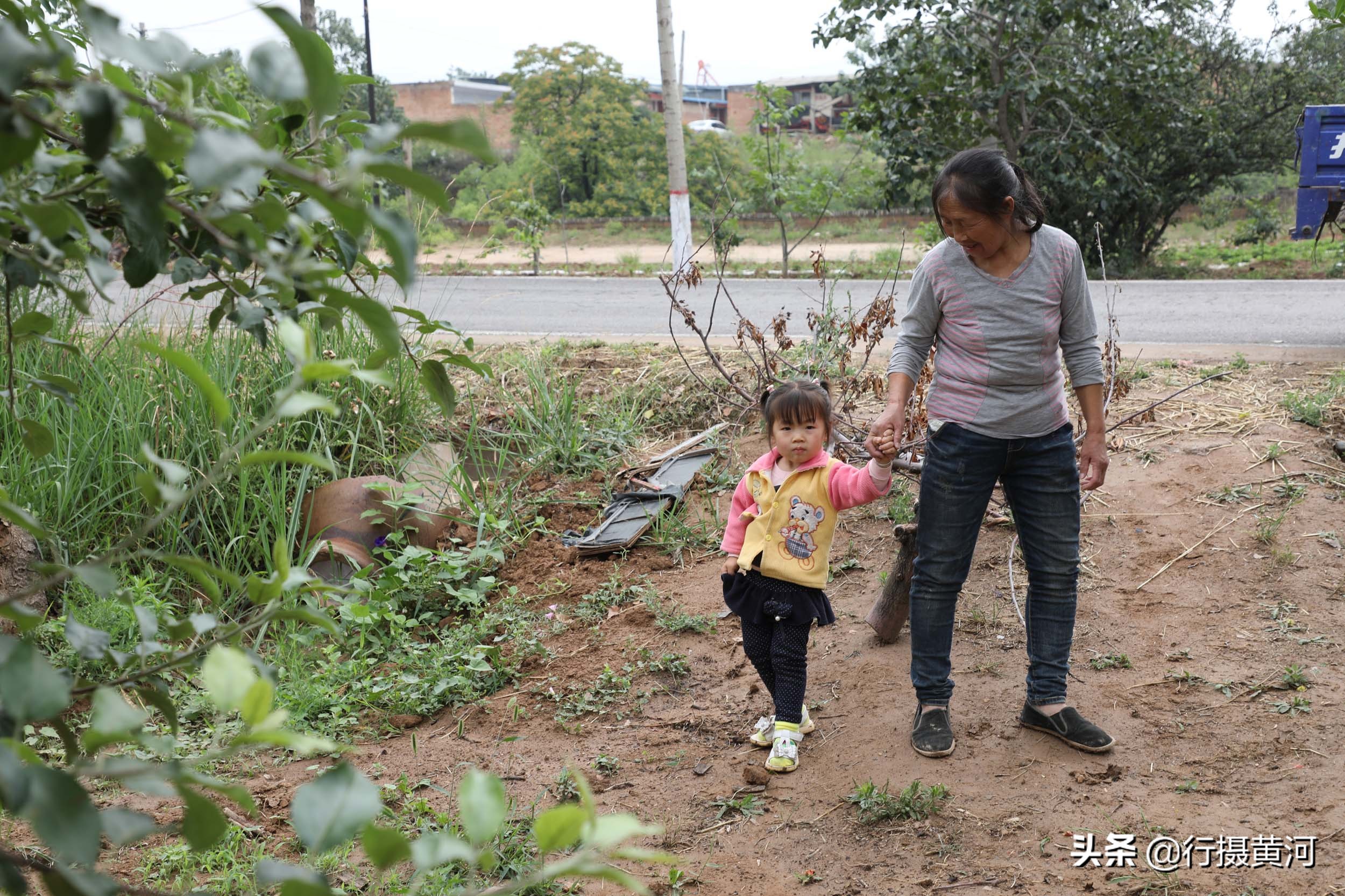 儿子娶个广东媳妇，生个女孩送回山西，看农村奶奶把孙女养成啥样