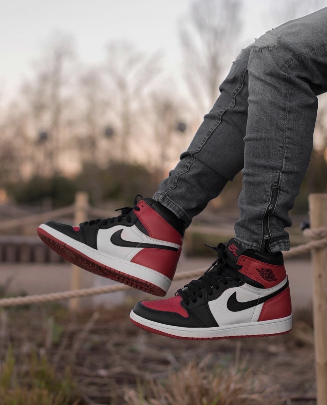 为什么aj1黑紫色是皮革的,为什么aj1有些鞋的底色是黄的