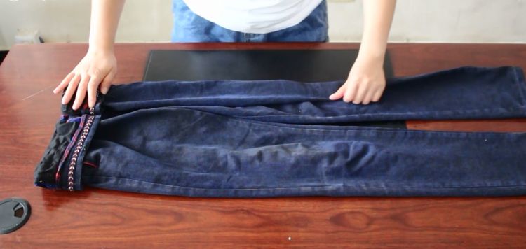叠牛仔裤的简单叠法,叠短牛仔裤小技巧