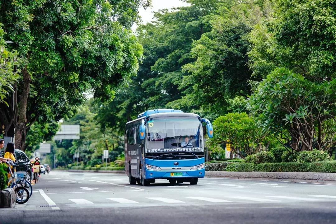 央视报道世界名校足球赛—儿童友谊赛,宇通客车现场助阵