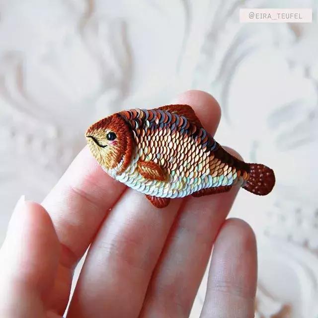 当一个程序员迷上了刺绣，就算手骨折了也无法阻止她……