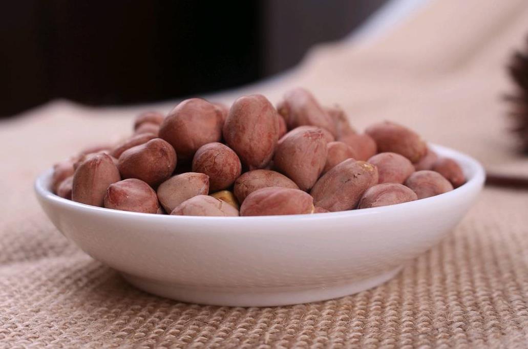 每次用花生米煮鱼都发黑怎么回事,花生米一炒就黑什么原因