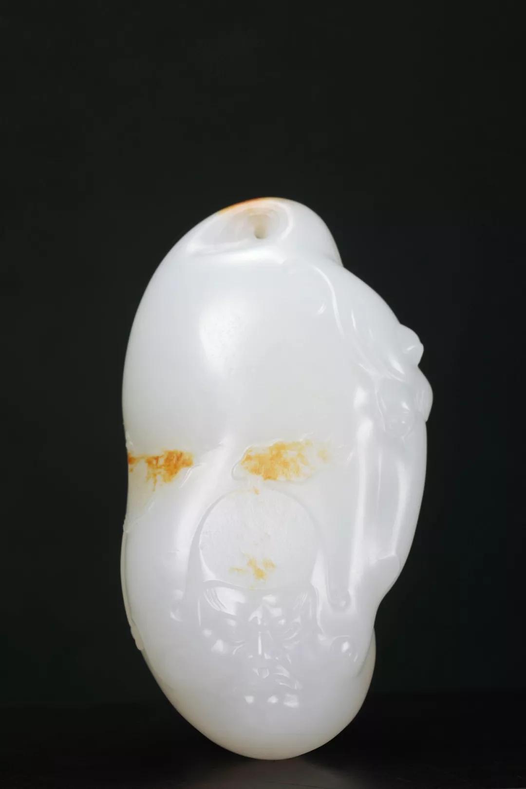 玉雕大师手里的黑青籽料,籽料皮色彰显玉雕灵气