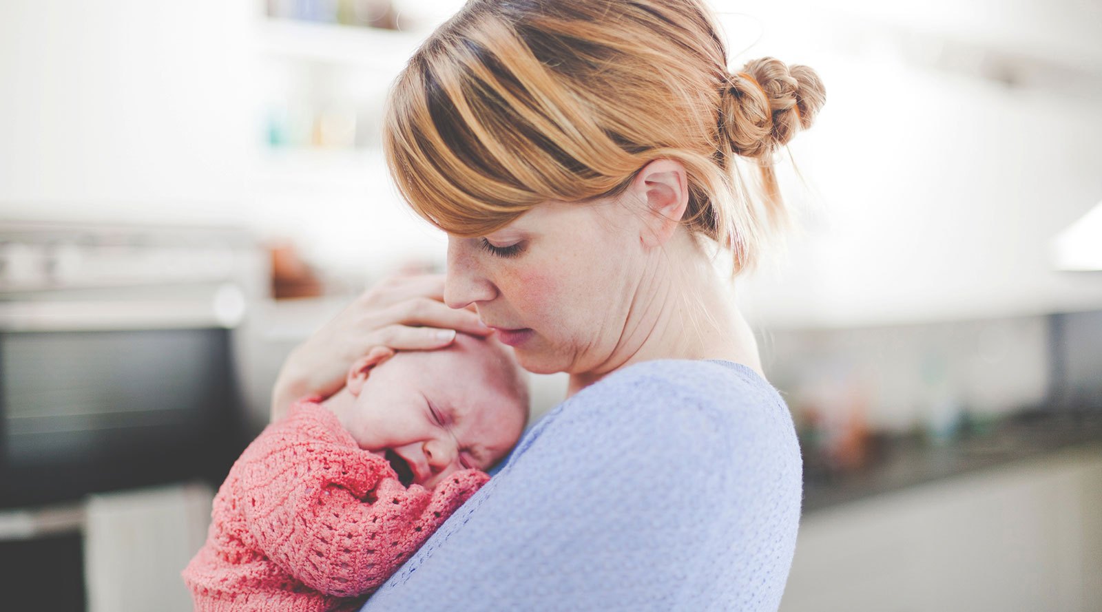 婴儿喜欢被抱着怎么办,婴儿为什么喜欢被抱着来回走