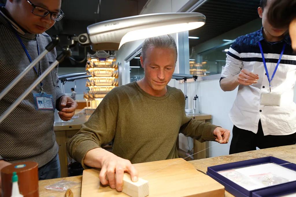 80后杭州老师做了把凳子，国际媒体大赞：中国的东西太美了