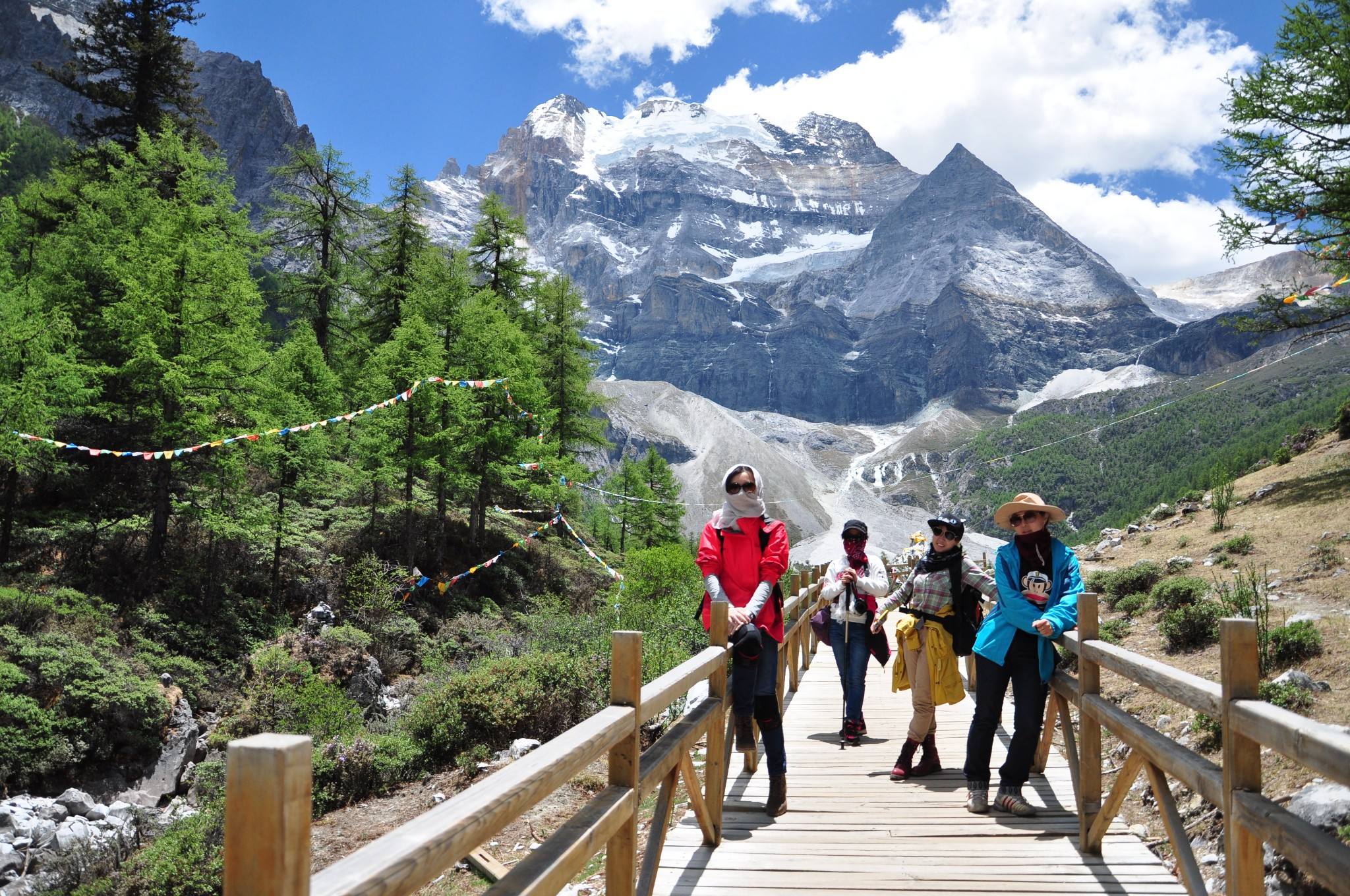 成都到稻城亚丁报团旅游费用,九寨沟稻城亚丁成都路线怎么安排