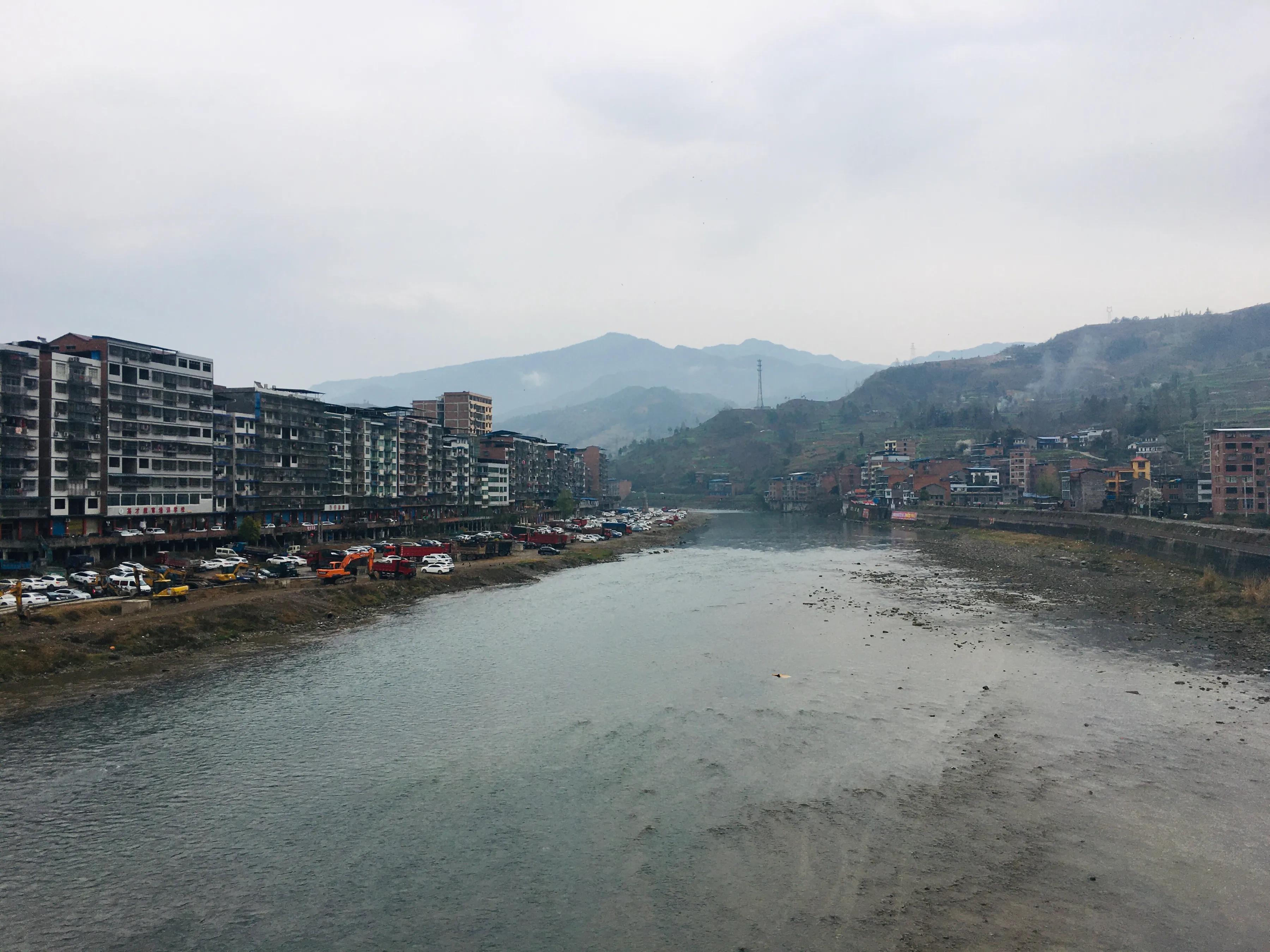 四川鸡鸣三省大峡谷,巴山峡谷荡秋千视频
