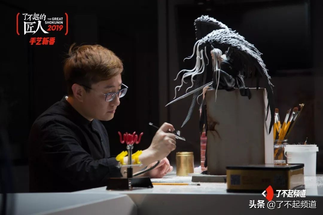 他从珠宝首饰到美容美发样样精通,只为做好一块蛋糕