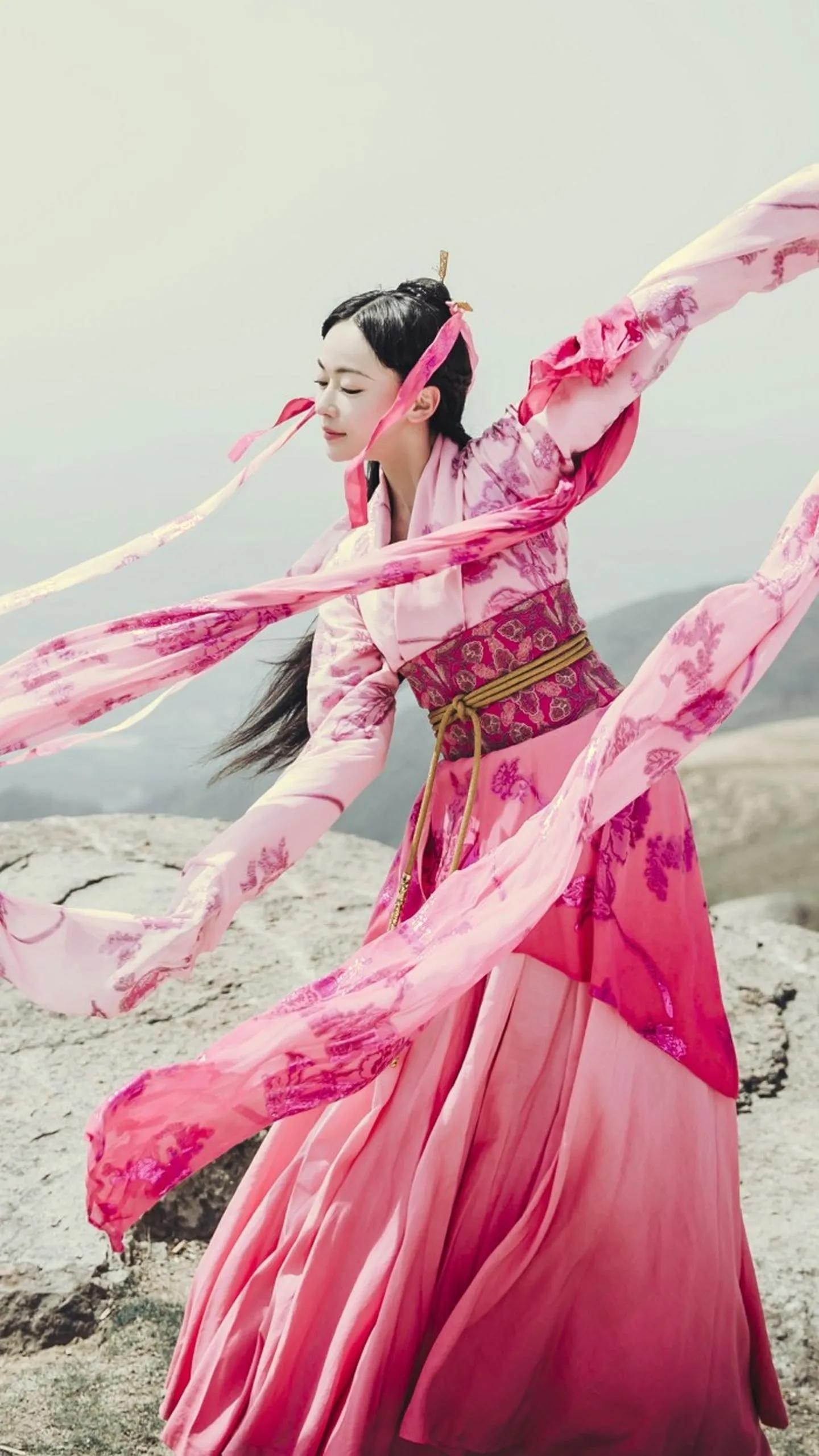 吴谨言和angelababy撞衫又撞脸,吴谨言的颜值巅峰