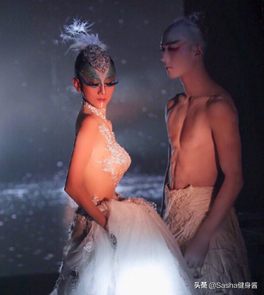 8个瑜伽动作让肩膀背部越练越薄,塑身瑜伽瘦手臂和背部的快速方法