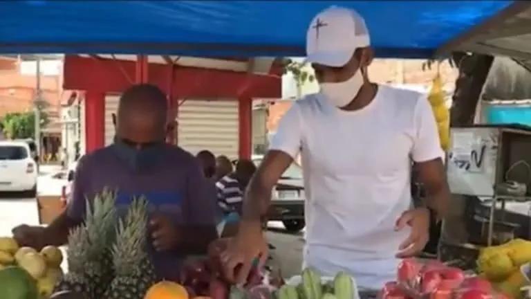 巴西足球球员在街头,国足足球赛场外摆摊