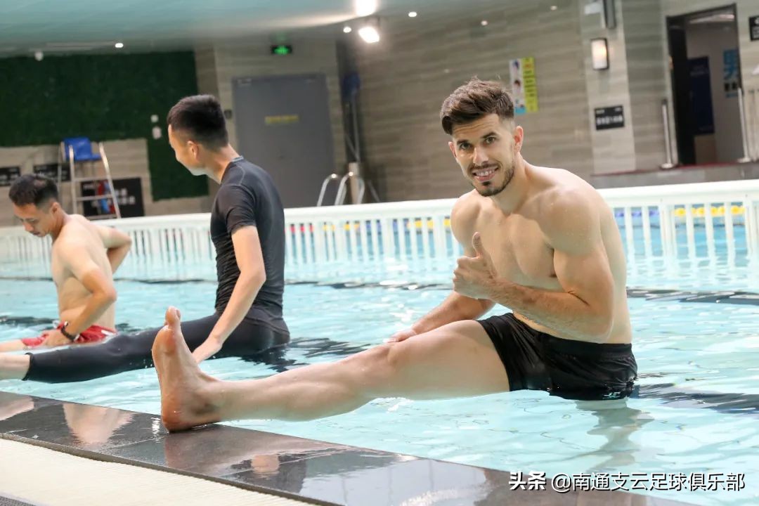 云动态|*男猛**戏水，狼兵泳池放松训练，快来围观