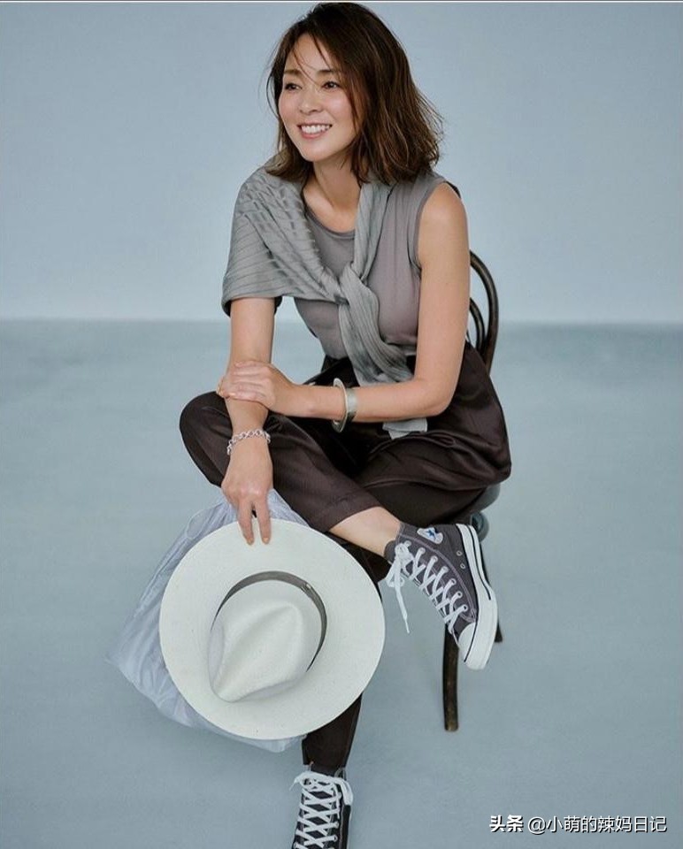 紧身裤搭配露肩衫洋气还清新减龄,雪纺阔腿裤搭配什么上衣好看40岁