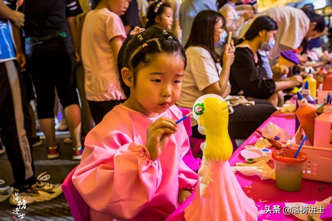 安徽滁州有一座定远古城，有1500多年历史，晚上比白天还热闹