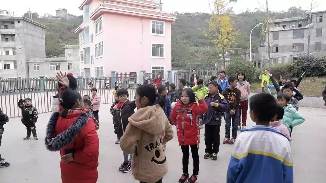 跨越2100多公里，我们为大山深处的孩子们上了一堂“云上美术课”