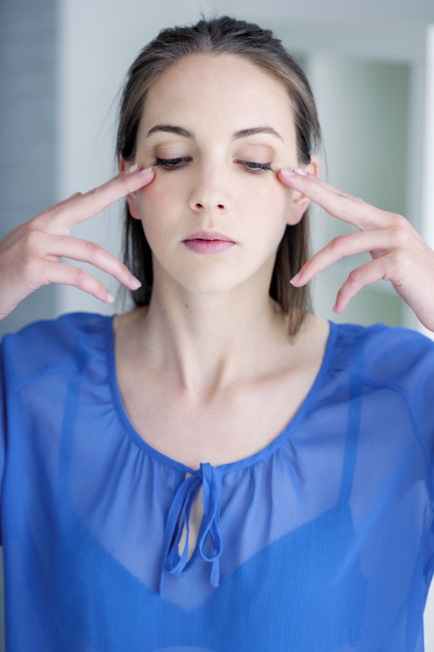 怎么年纪轻轻就长鱼尾纹了呢,年纪不大但笑起来眼角有鱼尾纹