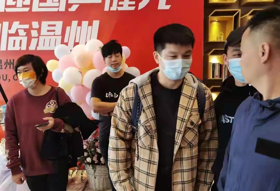 陈梦夺冠时李隼看了下孙颖莎,陈梦对张瑞说王楚钦护着孙颖莎