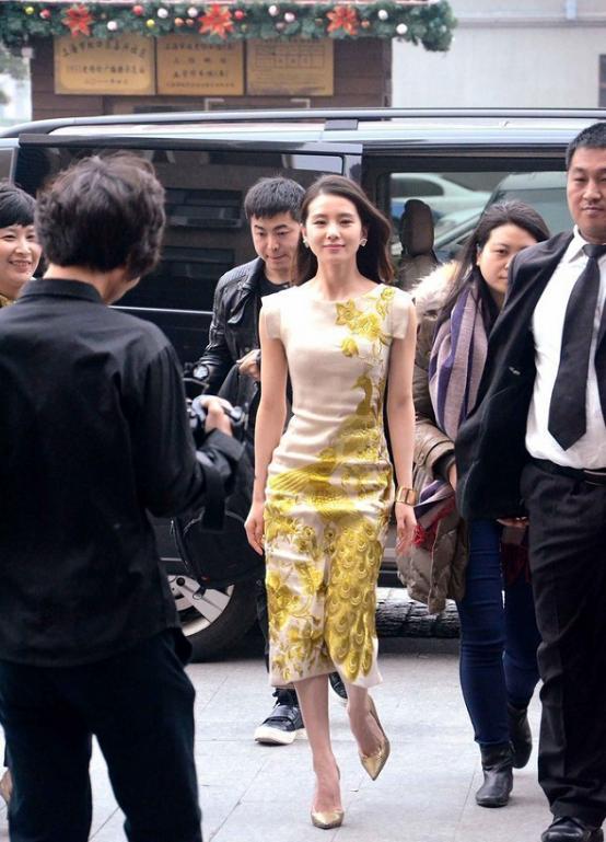 刘诗诗真是天赐的好气质，紧身裙造型真惹眼，高贵的样子真美