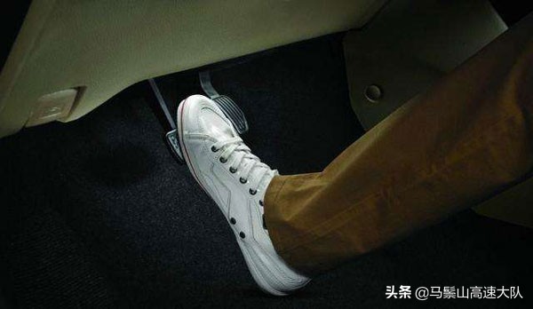 如何控制离合器和方向盘配合,科目二下坡怎么控制离合和刹车