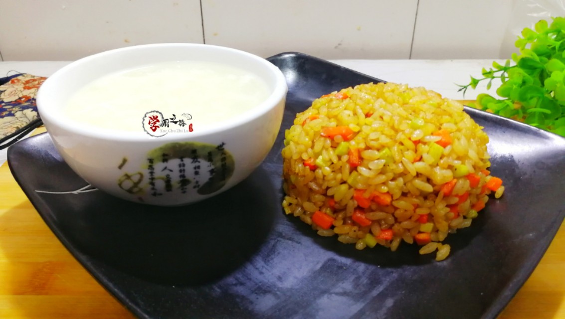 蛋炒饭黏糊成团易沾锅？看10年炒饭摊主如何操作，松散干香有诀窍