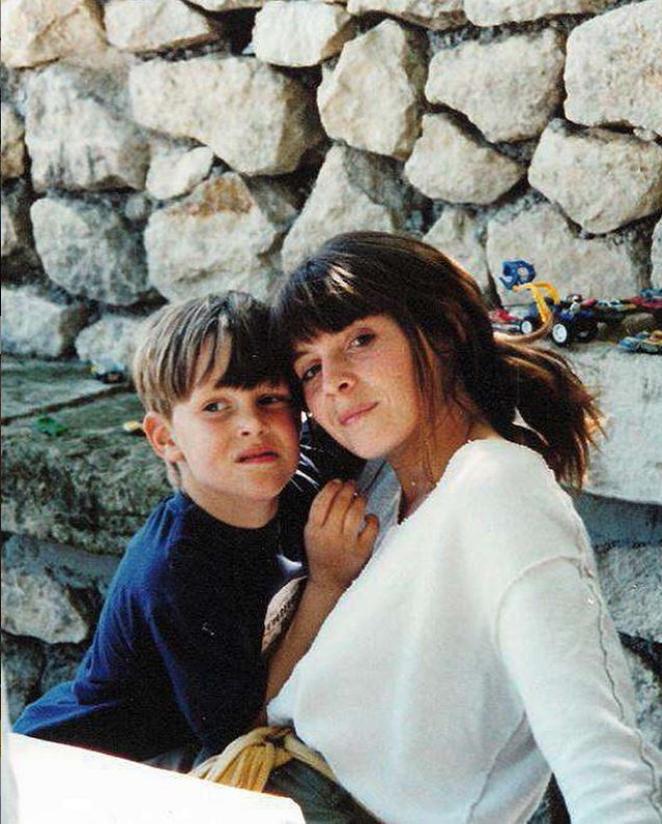 因为太穷，”乡下小伙”做的衣服口袋都没有，一言不合就关店种地