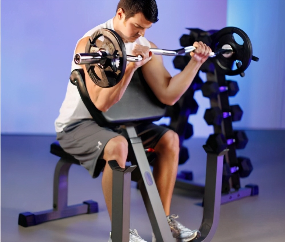 这一身腱子肉，太有安全感了吧！他最爱的健身动作，你要不要练？