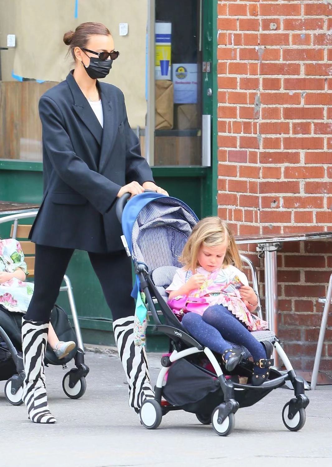 伊莲娜走秀穿搭,超模伊莲娜惊艳美图