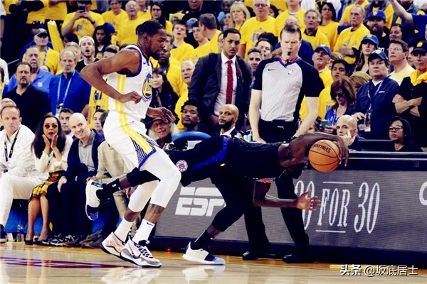 泰伦卢评价乔治两罚不中,泰伦卢场边给乔治讲解战术